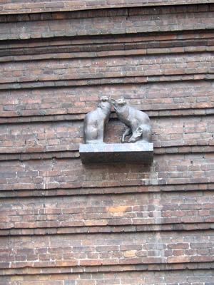 Памятник кошкам